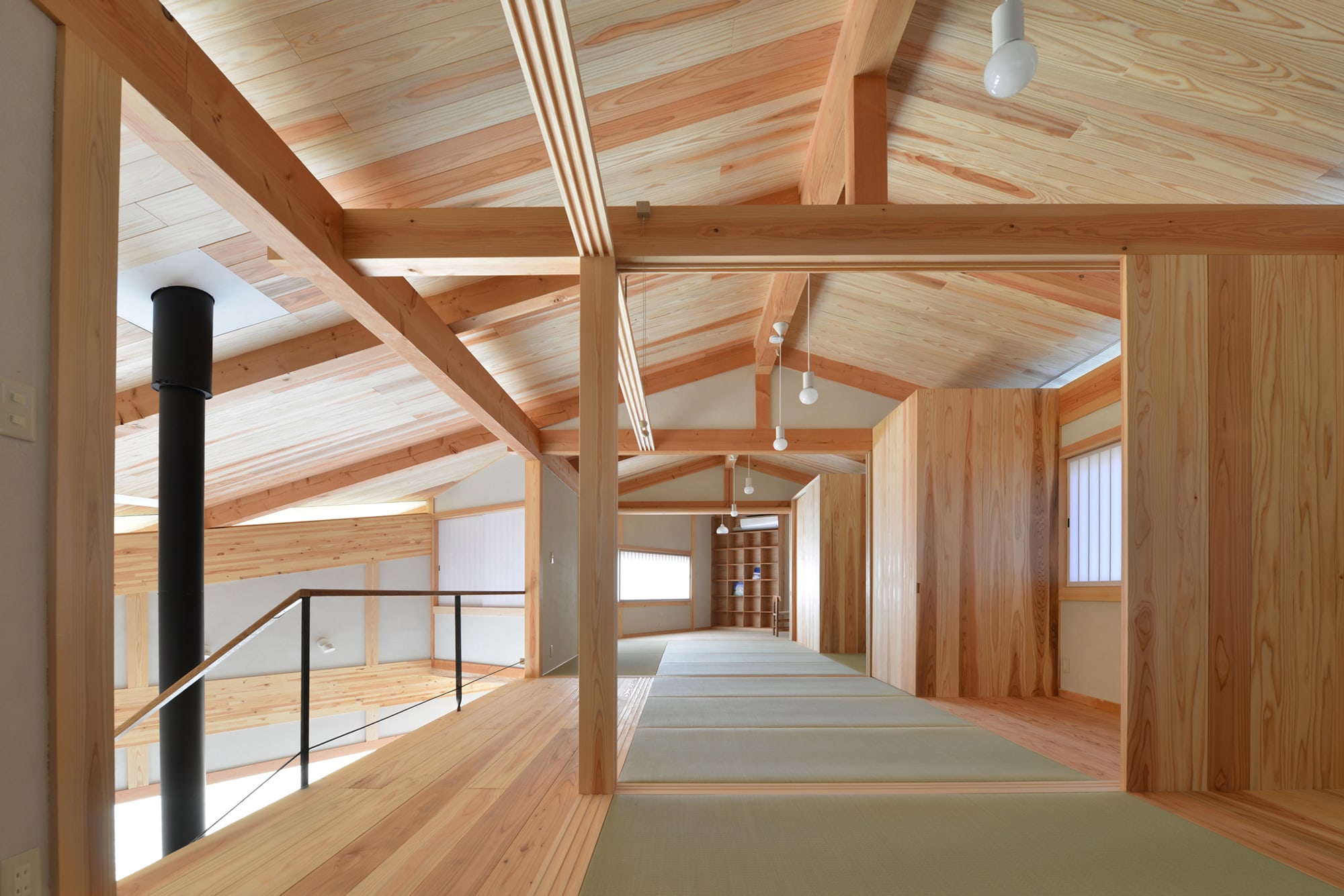見晴らしの家：2階引込み戸を開放してワンルームとなる