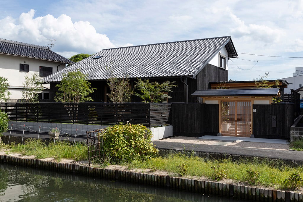 松江堀川の家：焼杉板と漆喰壁の外壁